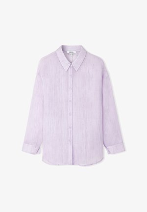 Chemise boutonnée lilas en tissu texturé, avec un col pointu, des manches longues et six boutons assortis sur le devant.