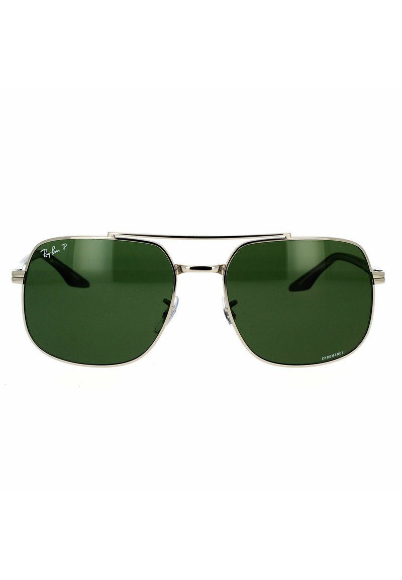 Occhiali da sole Ray-Ban con lenti verdi, montatura in metallo argentato, forma quadrata e accenti trasparenti sulle tempie, caratterizzati da un design a ponte doppio.