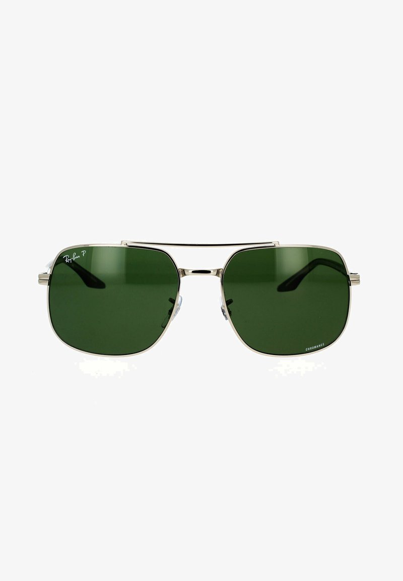 Occhiali da sole Ray-Ban con lenti verdi, montatura in metallo argentato, forma quadrata e accenti trasparenti sulle tempie, caratterizzati da un design a ponte doppio.