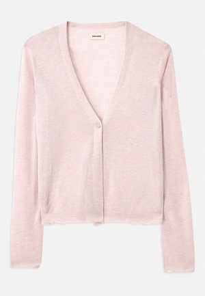 Lys pink cardigan, cropped design, lange ærmer, v-hals, enkelt knaplukning, blød tekstur, subtil strikket mønster og rå kantdetaljer.