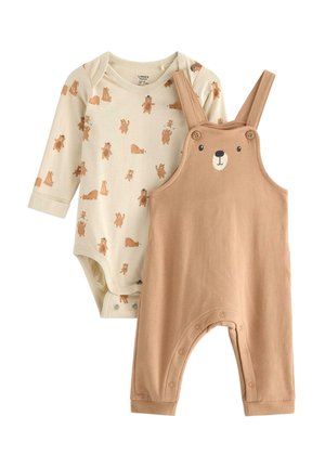 Set mit Babybekleidung, bestehend aus einem cremefarbenen Langarm-Body mit Bärenmotiven und einer braunen Latzhose mit einem Bärenkopf-Design und Knopfdetails.
