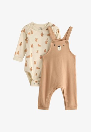 Set mit Babybekleidung, bestehend aus einem cremefarbenen Langarm-Body mit Bärenmotiven und einer braunen Latzhose mit einem Bärenkopf-Design und Knopfdetails.