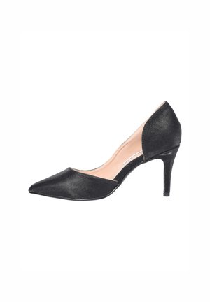 Scarpa nera con tacco alto, punta affilata e superficie texturizzata. Sgambata ai lati, con un tacco sottile e un interno nude.
