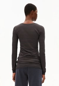 Langarmshirt in Dunkelgrau mit horizontalen schwarzen Streifen, ausgestattet mit einem runden Halsausschnitt und weichem, dehnbarem Stoff mit taillierter Silhouette.