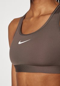 Nike Performance BRA - Sports-BH-er med medium støtte - ironstone/white