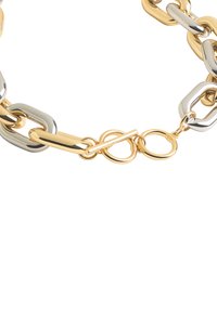 Metalowa naszyjnik z ogniwami, w którym naprzemiennie występują złote i srebrne ogniwa, w kształtach prostokątnych i owalnych, z bezpiecznym mechanizmem zapięcia.