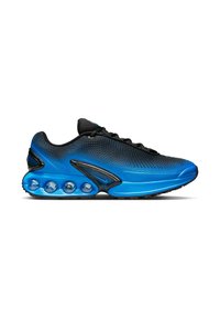 Sort og blå atletiksneaker med øvre tekstureret mesh, afrundet tå, sorte snørebånd og en unik luftstødabsorberende funktion i sålen.
