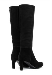 Czarne zamszowe kozaki za kolano o zwężającym się fasonie, 3-calowym obcasie i minimalistycznych przeszyciach. Gładka faktura; elegancka sylwetka.