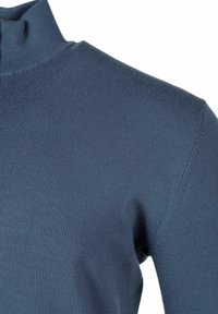 Tumši zilas krāsas turtlenecks džemperis ar ribotu apkakli un gludu tekstūru. Audums izskatās mīksts un piegulošs, izceļot elegantu dizainu.
