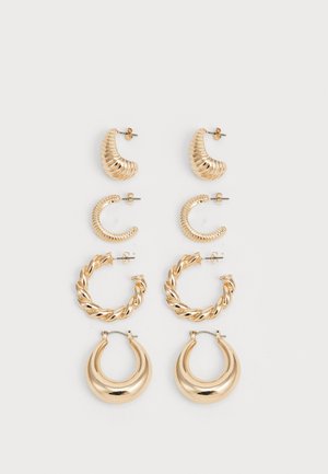 Sada pěti zlatých náušnic s různými designy: zkroucené, žebrované a hladké povrchy ve tvaru kruhu a půlměsíce.