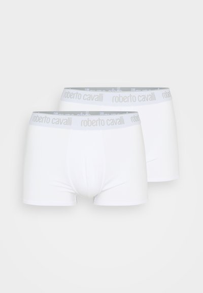 Valkoiset puuvillabokserit, joissa on harmaa joustovyötärö, jossa lukee "Roberto Cavalli". Sileä pinta, reiden puoliväliin ulottuva pituus.