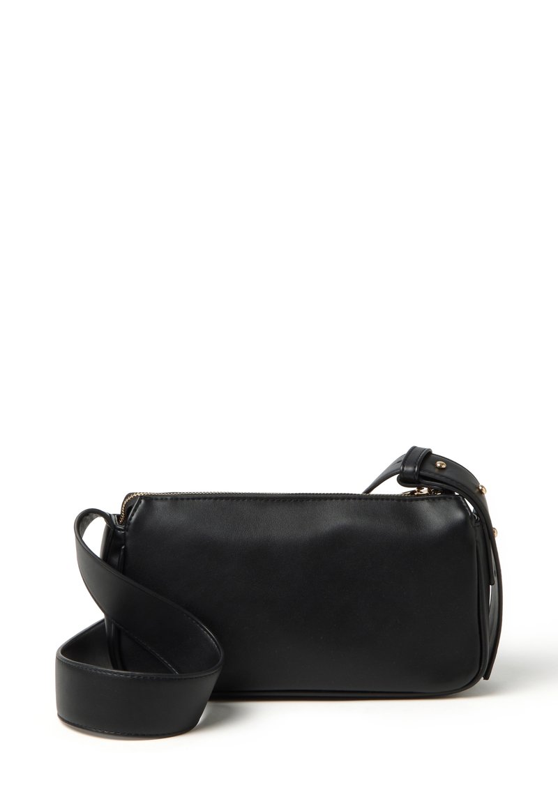 Borsa a tracolla nera in pelle con forma rettangolare, chiusura con zip e tracolla regolabile. Presenta dettagli in metallo color oro.