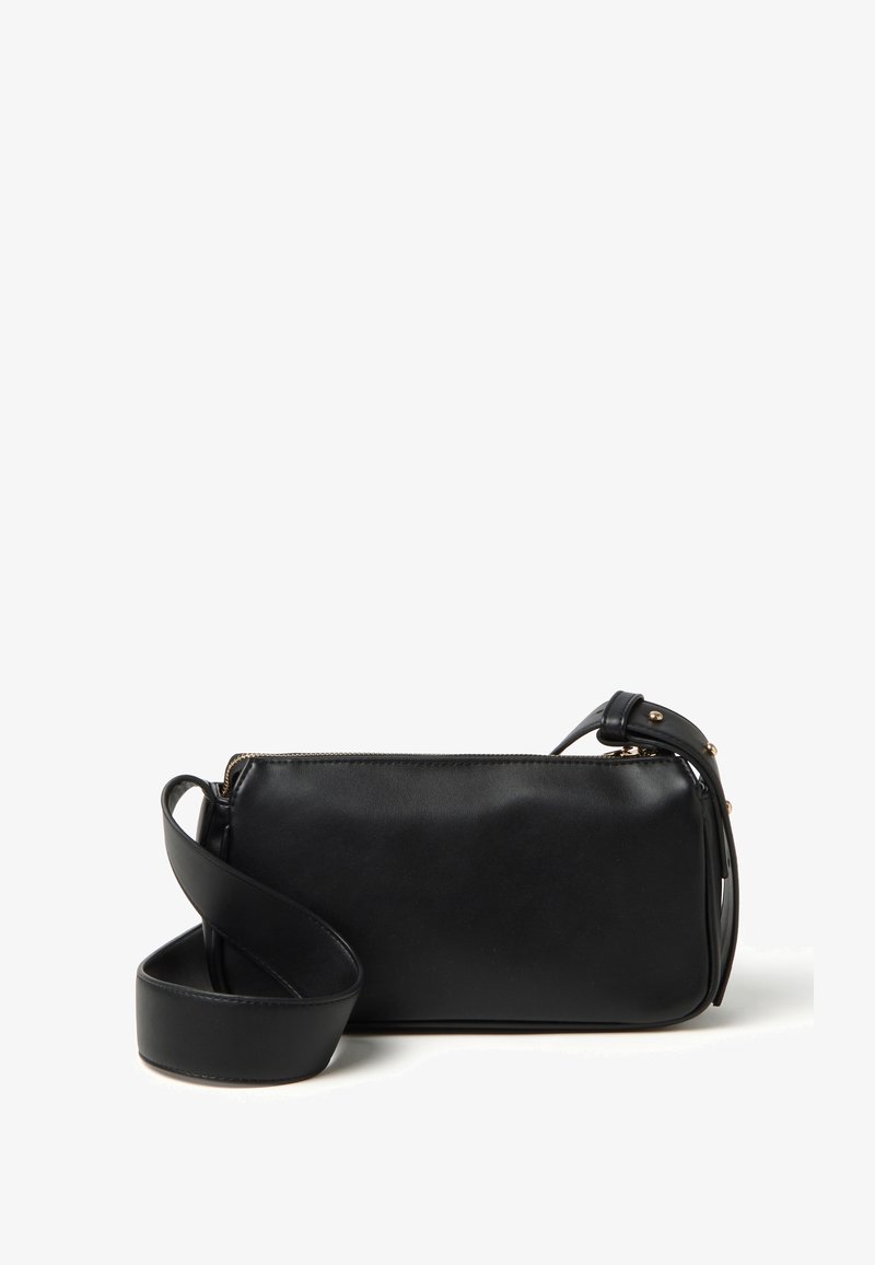 Schwarze Leder-Umhängetasche mit rechteckiger Form, Reißverschluss und verstellbarem Tragegurt. Mit goldfarbenen Hardware-Details.