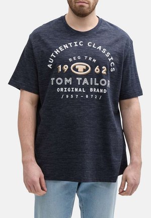 T-shirt en coton bleu foncé avec des manches courtes, présentant un imprimé graphique sur le devant avec "TOM TAILOR" et "AUTHENTIC CLASSICS" dans des couleurs contrastantes.