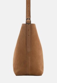 Bruine suède handtas met een taps toelopende vorm, een vlakke bovenkant en een lange schouderband. Heeft een soepele textuur en minimale hardware-accenten.