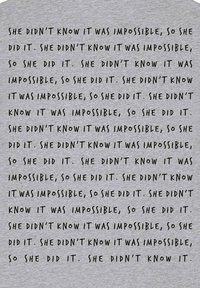 Fond gris avec un texte noir répétitif indiquant "Elle ne savait pas que c'était impossible, alors elle l'a fait." Mise en page simple, taille et style de police uniformes.