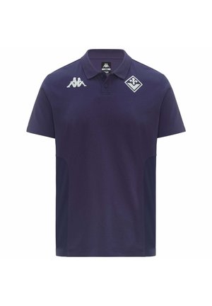 Polo blu navy con due loghi bianchi sul petto, uno su ciascun lato, con colletto e maniche corte.