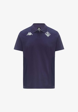 Polo blu navy con due loghi bianchi sul petto, uno su ciascun lato, con colletto e maniche corte.