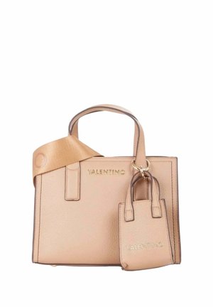 Sac à main beige Valentino avec grande anse, logo doré sur le devant, bandoulière amovible couleur cuir clair et petite pochette assortie attachée par un anneau doré.