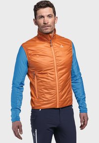 Orange isolierte Weste mit hohem Kragen, Frontreißverschluss und Seitentaschen. Langärmlige blaue Baselayer darunter. Glatte Textur.