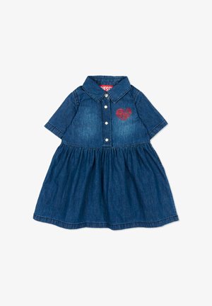 Robe en denim à manches courtes pour tout-petit avec col, boutonnage sur le devant, jupe froncée et écusson rouge en forme de cœur sur la poitrine gauche.