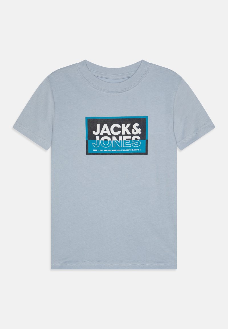 Šviesiai mėlynas medvilninis marškinėlis su stačiakampiu grafiniu paveikslu, kuriame dideliu baltu ir juodu tekstu parašyta "JACK&JONES", papildyta mėlynomis juostomis.