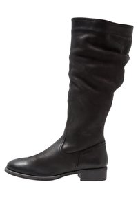 Bottes en cuir noir montant jusqu'aux genoux avec une texture lisse, un design souple et décontracté, et un petit talon carré. Elles comportent un bout arrondi et des coutures minimales.