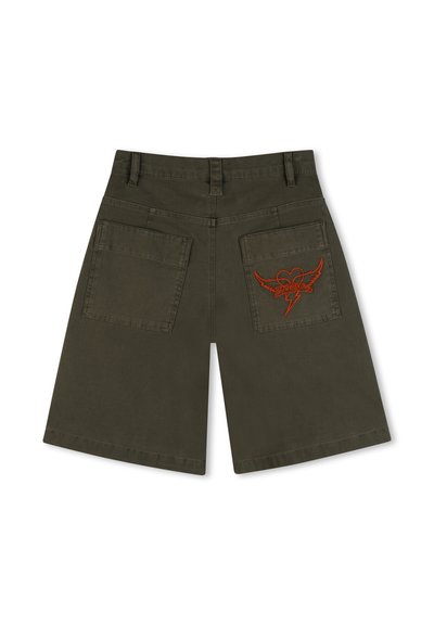 Shorts verts olive longueur genou avec deux poches arrière ; la poche droite présente un cœur rouge brodé avec des ailes et un design d'éclair.
