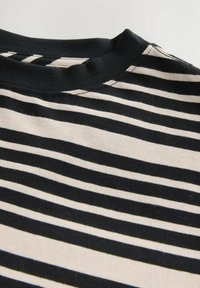 Czarna i beżowa T-shirt w paski z okrągłym dekoltem, miękkim materiałem bawełnianym oraz poziomymi paskami o różnej szerokości, równomiernie rozmieszczonymi.
