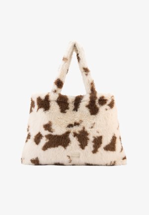 Sac cabas rectangulaire souple en fausse fourrure brun et blanc moucheté avec des poignées assorties, présentant une petite étiquette rectangulaire à l’avant.