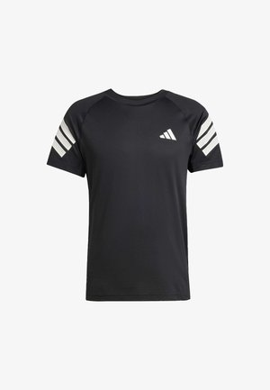 Musta urheilupaita, jossa on teksturoitu kangas, lyhyet hihat ja kolme valkoista raidallista korostusta olkapäillä, sekä logo rinnassa.