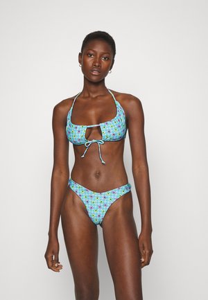 Conjunto de bikini com um padrão floral azul, apresentando um decote quadrado e detalhe em forma de lágrima na parte de cima. As calças têm um design de corte alto.