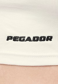 Pegador AYLA CROP - Felső - washed coconut milk/black