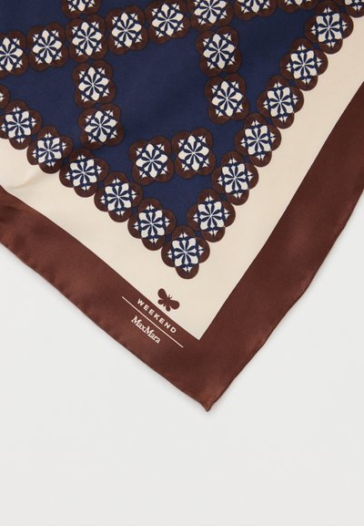 Selyemsál sötétkék középpel és krém szegéllyel, barna és fehér virágmintákkal díszítve, barna szegélydísszel.