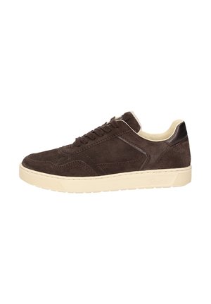 Baskets en daim marron avec une finition texturée, semelle en caoutchouc crème et design à lacets. Comprend des coutures latérales discrètes et un col rembourré.