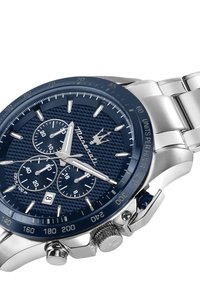 Orologio cronografo blu navy con quadrante testurizzato, indicatori delle ore argentati, bracciale in acciaio inossidabile e display della data alle sei.