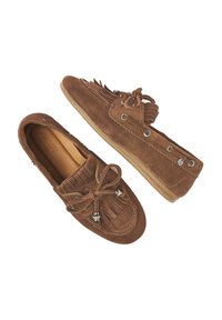 Braune Wildleder-Mokassins im Stil mit Fransenverzierungen, Schnürverschluss, metallischen Akzenten und einer flexiblen Gummisohle.