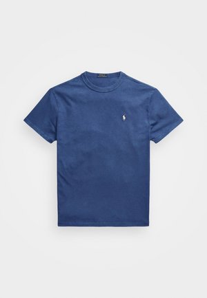 Navyblauwe katoenen T-shirt met een ronde hals, korte mouwen en een klein geborduurd logo op de linkerkant van de borst. Een gladde textuur.