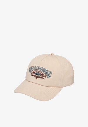 Beżowa czapka bejsbolowa z zakrzywionym daszkiem z haftowanym, vintage logo Billabong Australia w kolorach niebieskim, brązowym i białym na przednim panelu.