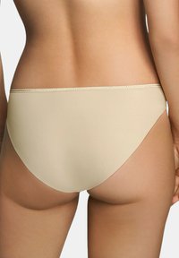 Nude-kleurige naadloze bikini slipjes met een gladde textuur en een low-rise ontwerp, voorzien van een delicate, dunne tailleband.