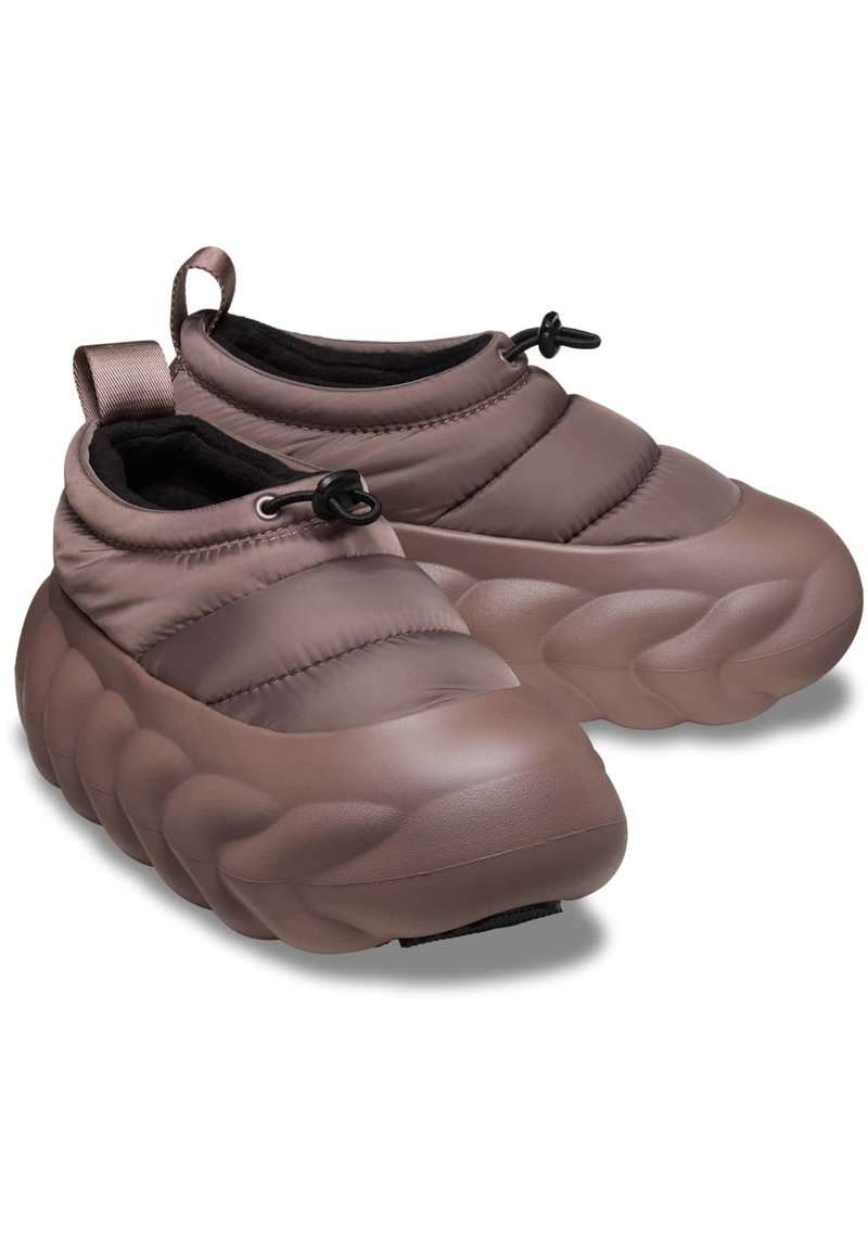 Brązowe buty puffer na wsuwanie z grubymi, falistymi podeszwami, regulowanymi sznurkami u góry oraz z pętlą do zaciągania na pięcie.