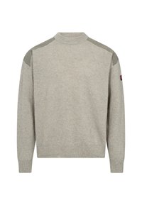 Lysegrå ribbestrikket sweater med høj hals, der har olivengrønne skulderlapper og et lille logo på ærmet.