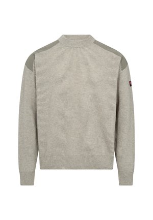 Lysegrå ribbestrikket sweater med høj hals, der har olivengrønne skulderlapper og et lille logo på ærmet.