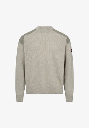Lysegrå ribbestrikket sweater med høj hals, der har olivengrønne skulderlapper og et lille logo på ærmet.