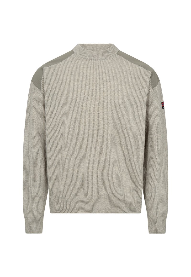 Lysegrå ribbestrikket sweater med høj hals, der har olivengrønne skulderlapper og et lille logo på ærmet.