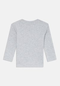 Grau langärmliges Shirt aus weicher Baumwolle. Verfügt über einen Rundhalsausschnitt und ein einfaches, nahtloses Design ohne Muster oder Verzierungen.