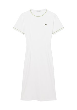 Robe ajustée blanche à manches courtes avec un liseré vert sur le col et les bords des manches, ornée d'un petit logo crocodile vert sur la poitrine.