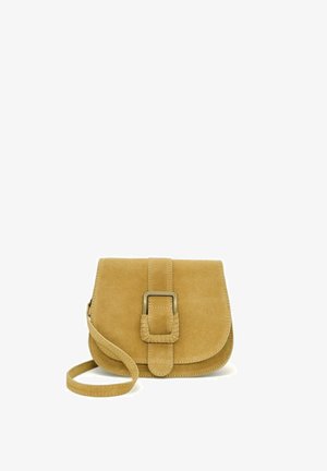 Petit sac bandoulière en daim beige avec fermeture à rabat et boucle rectangulaire décorative à l'avant, avec une longue bandoulière réglable.