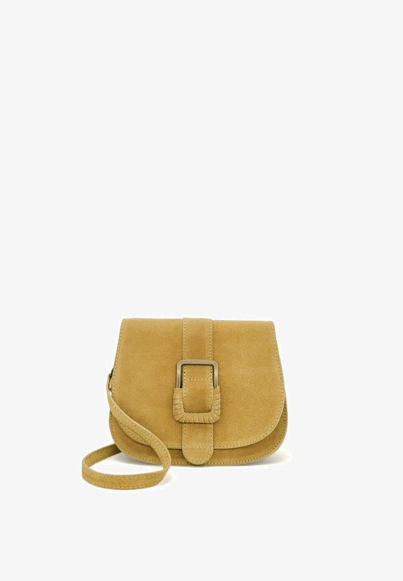 Petit sac bandoulière en daim beige avec fermeture à rabat et boucle rectangulaire décorative à l'avant, avec une longue bandoulière réglable.