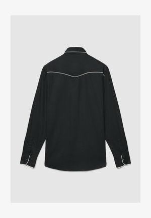 Camicia nera a maniche lunghe con colletto classico, caratterizzata da un piping bianco lungo le spalle e i polsini. Tessuto liscio con vestibilità rilassata.